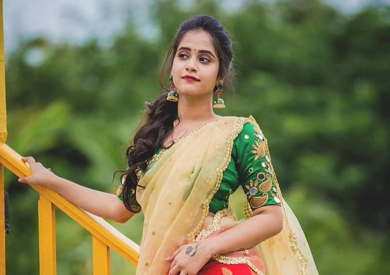Deepthi Sunaina as the heroine