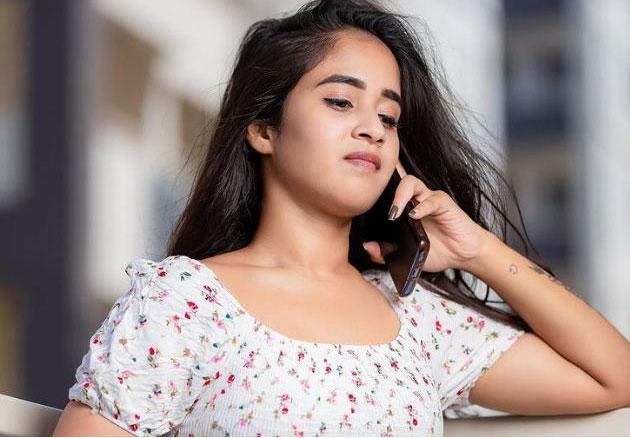 Deepthi Sunaina Crying in Instagram Live
