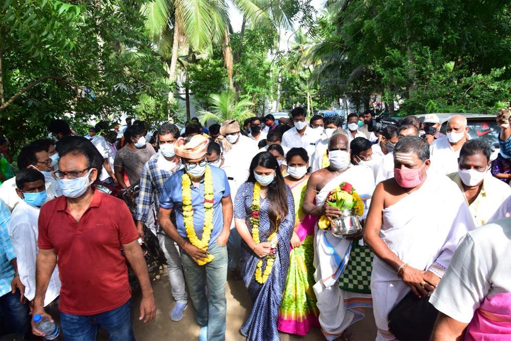 Director Sukumar launches School Building in Rajolu