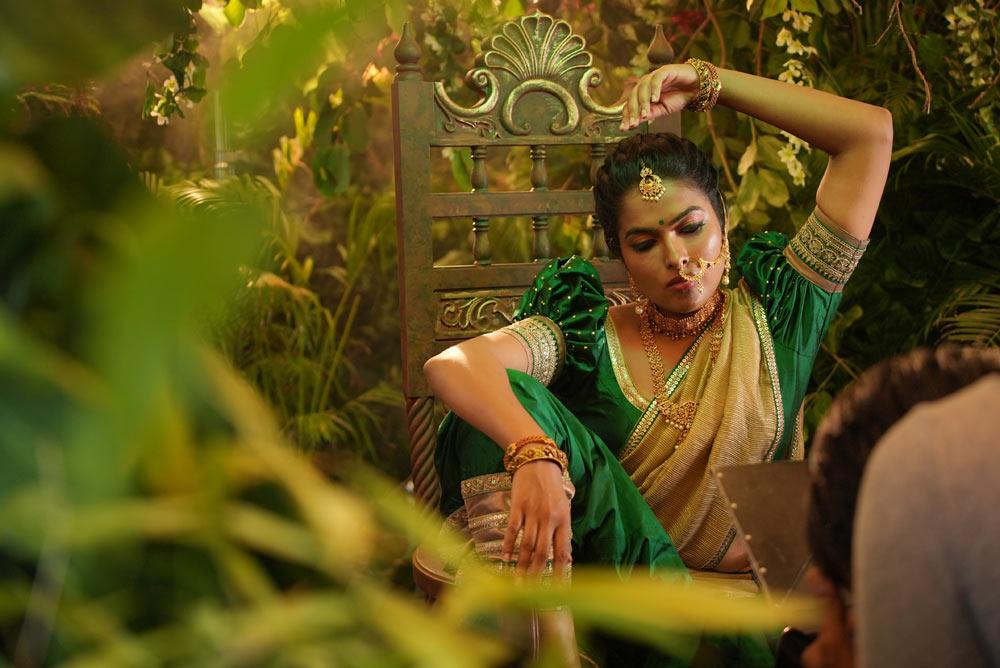 Divi Vadthya Terrific Dance Number Silaka Mukku Dana