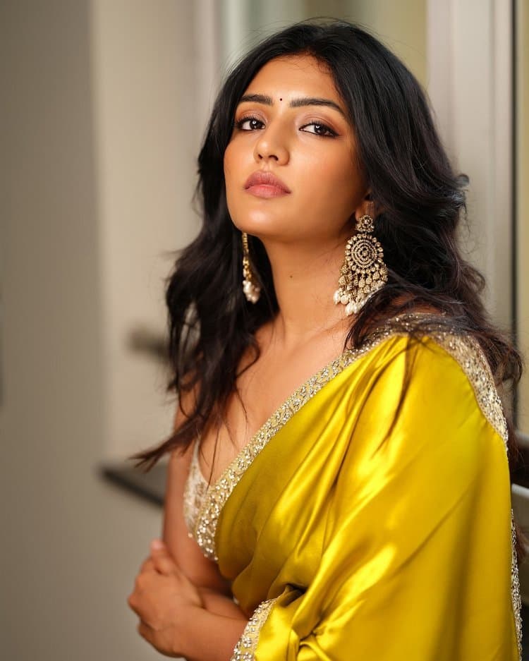 Eesha Rebba is mesmerizing in saree