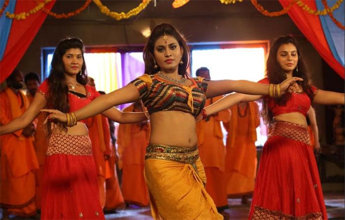 Erra Cheera in Song Shooting Stage