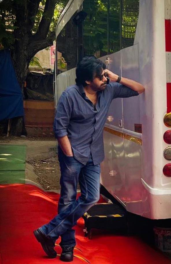 Fans in love with Pawan Kalyan new looks