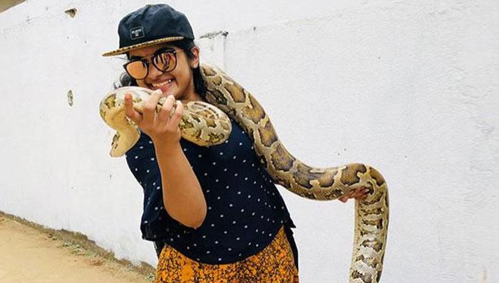 Hit Heroine Befriends Python!