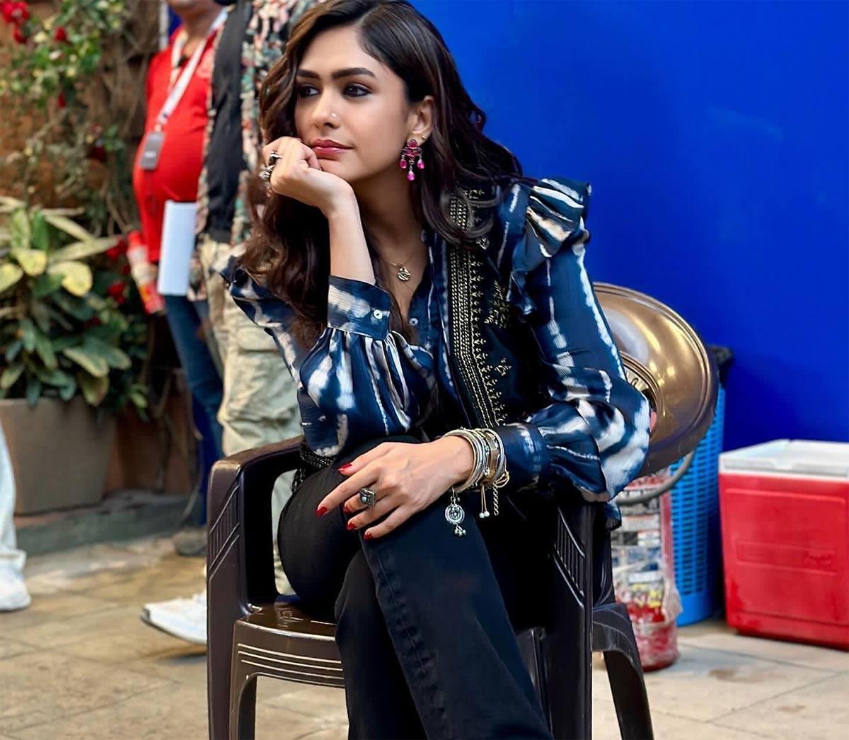 Is Mrunal Thakur dating Dhanush