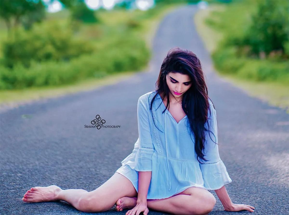 Jabardasth Varsha targeting Anasuya?