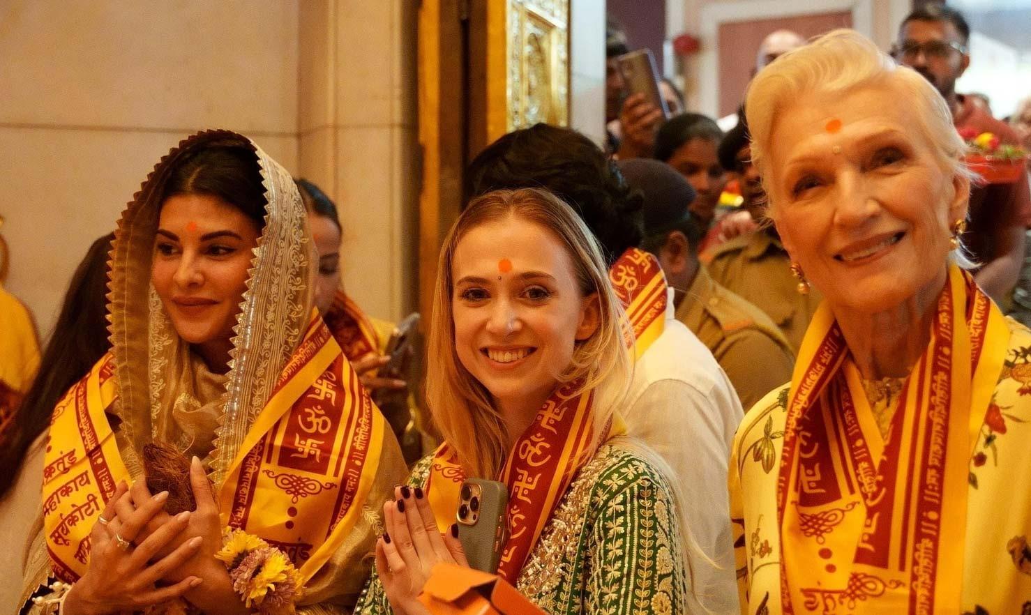 Jacqueline, Maye prays at Siddhivinayak Temple