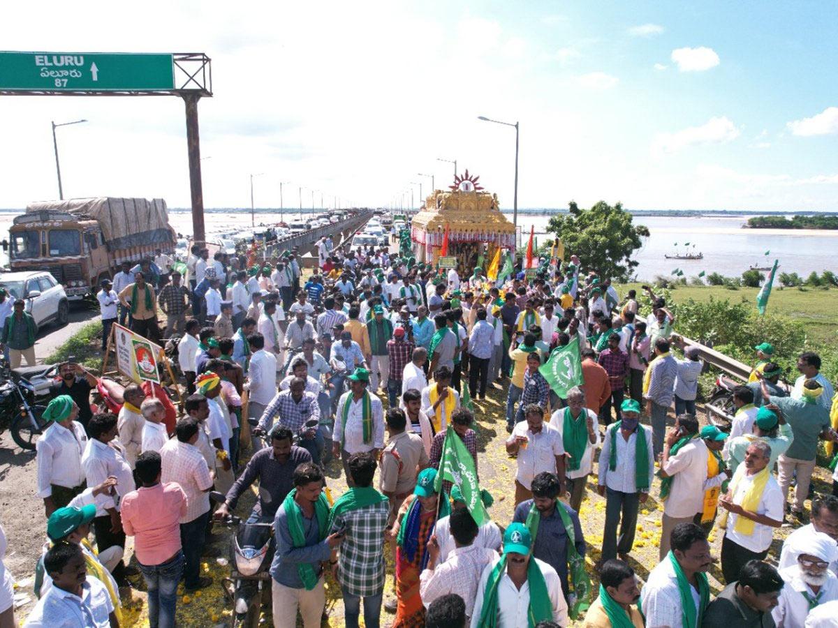 Jagan attack on farmers padayatra