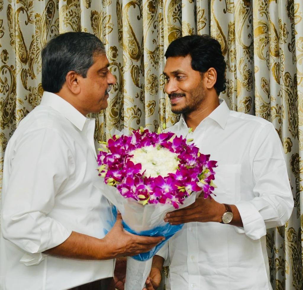 Jagan says he will not abandon Sajjala 