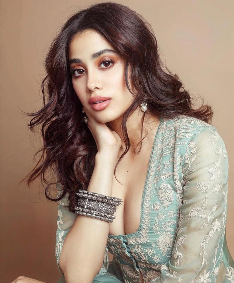 Janhvi Kapoor latest glamour pic viral