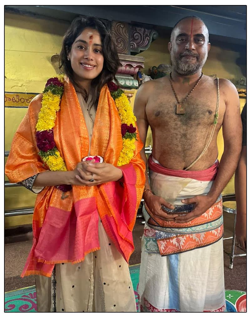 Janhvi performed Pooja in Hyderabad Temple