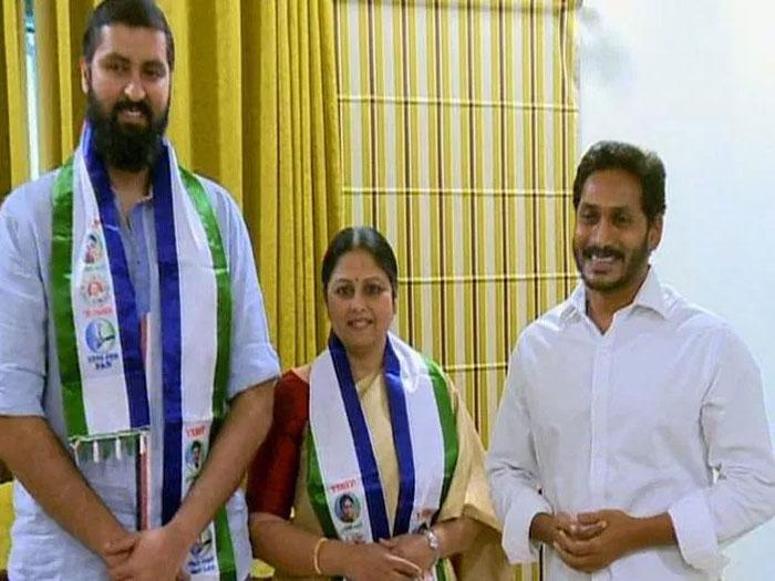 Jayasudha Joins YSRCP