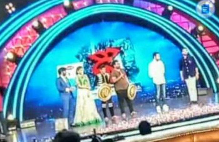 Jr NTR giving the trophy to Dhee 10 Winner