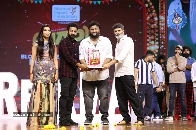 Kalyan Shankar tried to touch Jr NTR feet