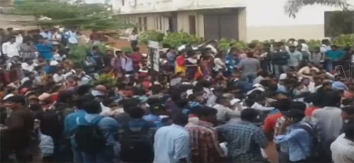 Kannada Students Protest Against Telugu Students 
