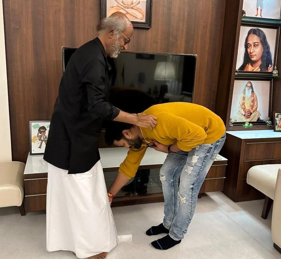 Kantara hero Rishab Shetty touches Rajinikanth feet