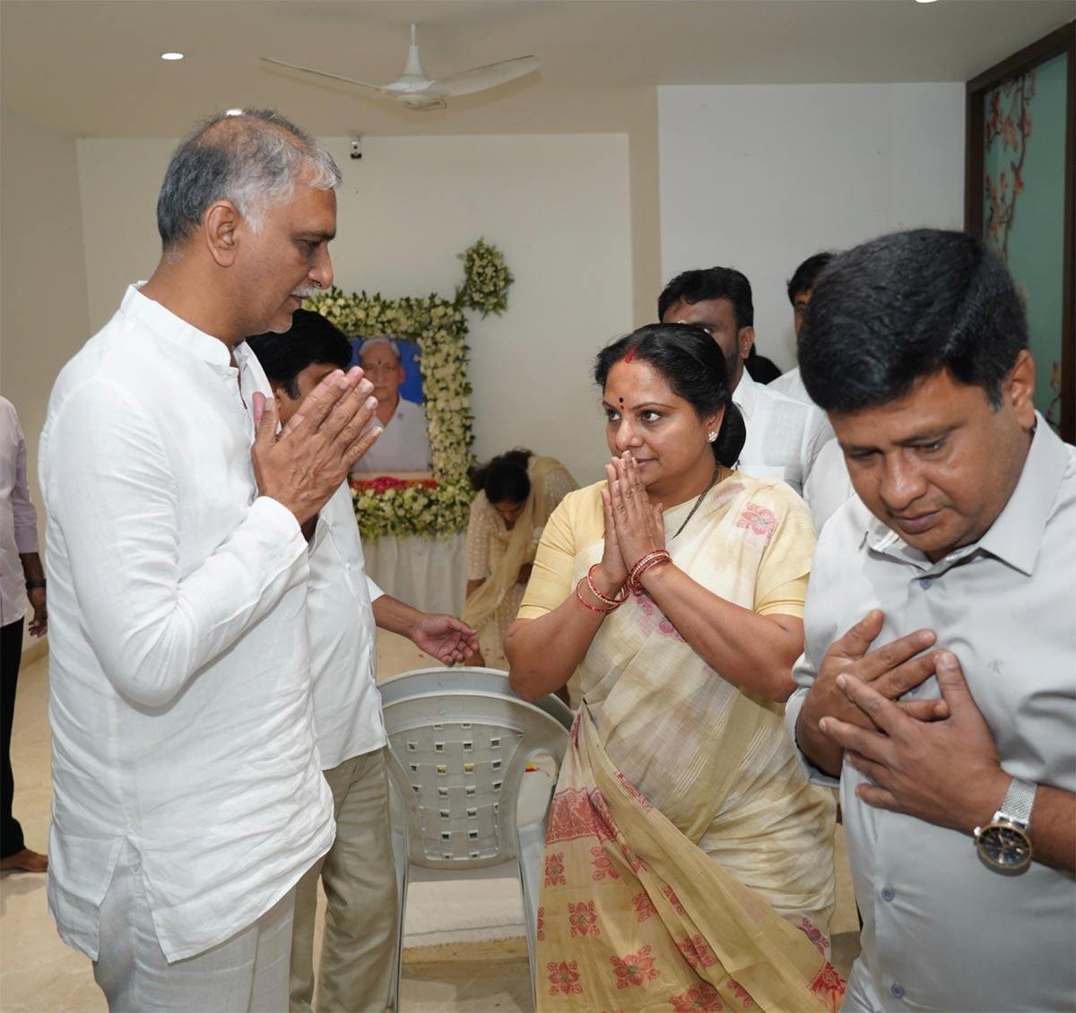 Kavitha Pays Tribute To Harish Rao Father Satyanarayana