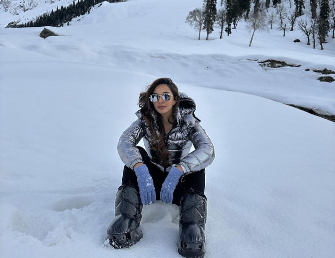 Kiara Advani enjoying the beauty of Kashmir snow