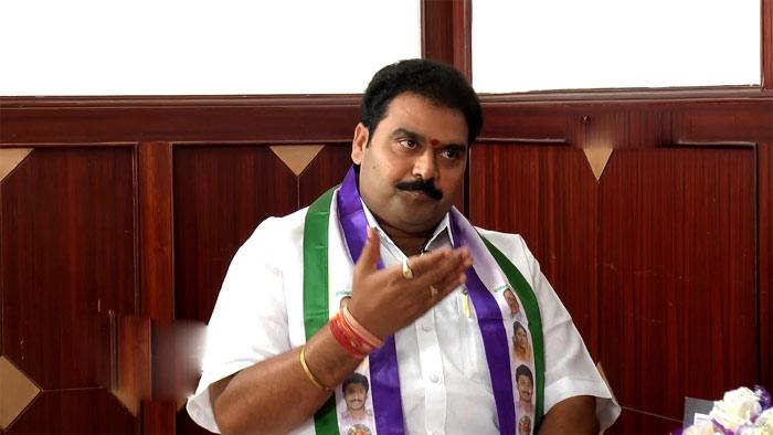 Lakshmi's NTR Rakesh Reddy loses his temper at an Interview