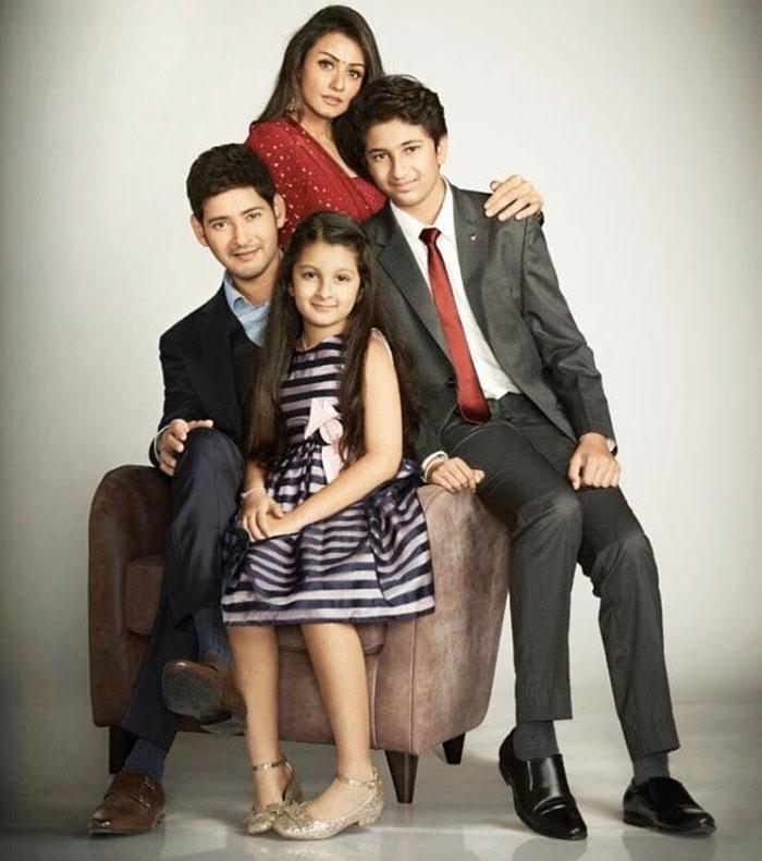 Mahesh Babu Family Pic Creates Sensation