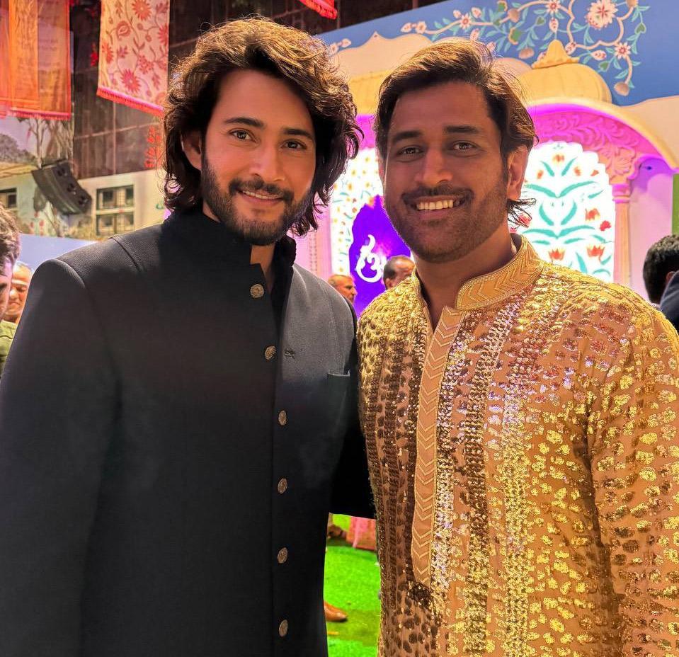 Mahesh Babu with MS Dhoni Pic goes Viral
