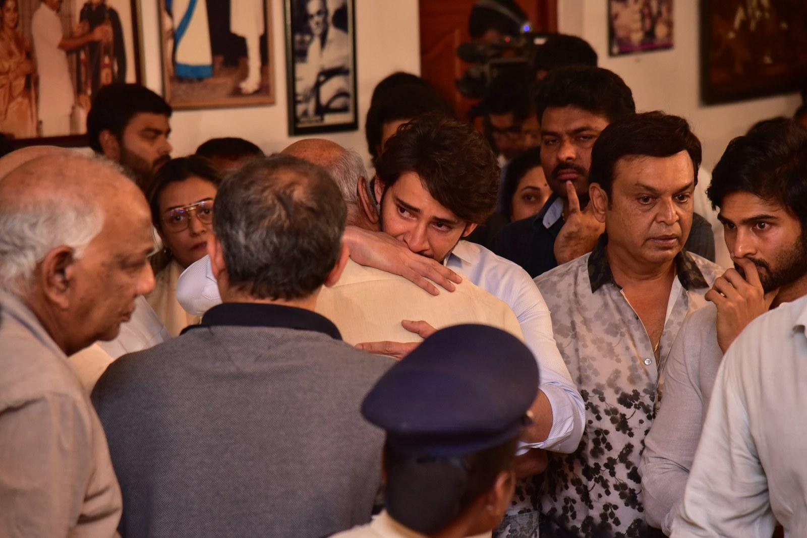 Mahesh breaks down after seeing Raghavendra Rao