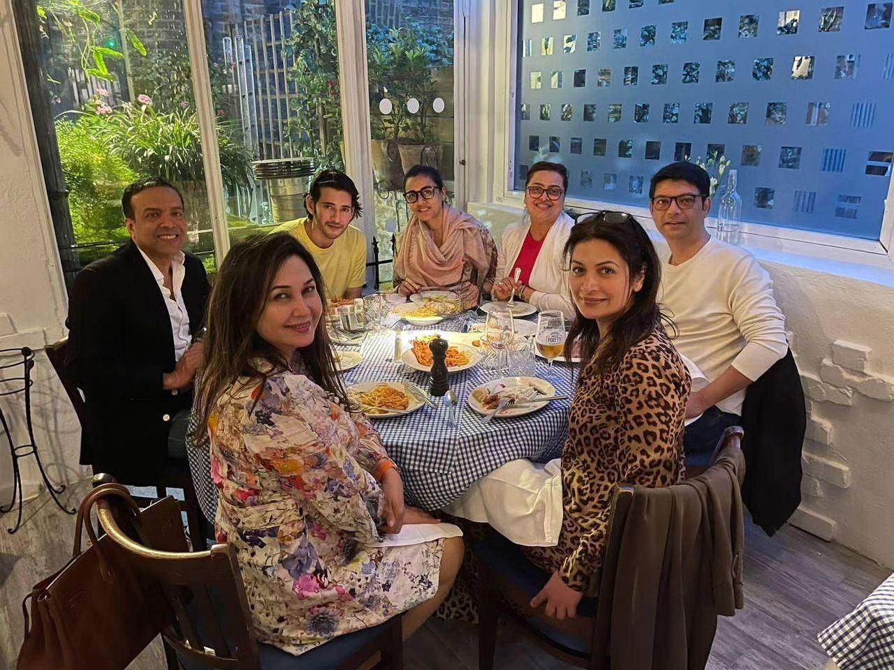 Mahesh enjoying with family friends