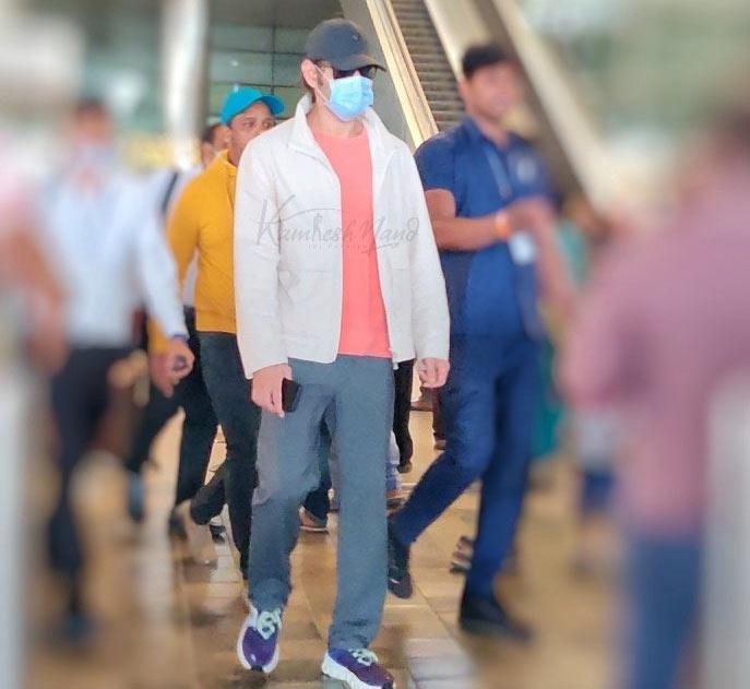 Mahesh with his family lands in Hyderabad airport 