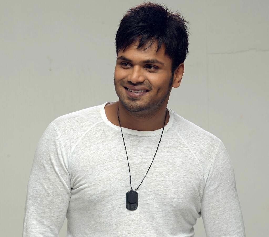 Manchu Manoj asks scribes to show him his bride