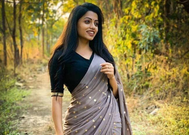 Meenakshi serial fame Navya Swamy in Bigg boss 5