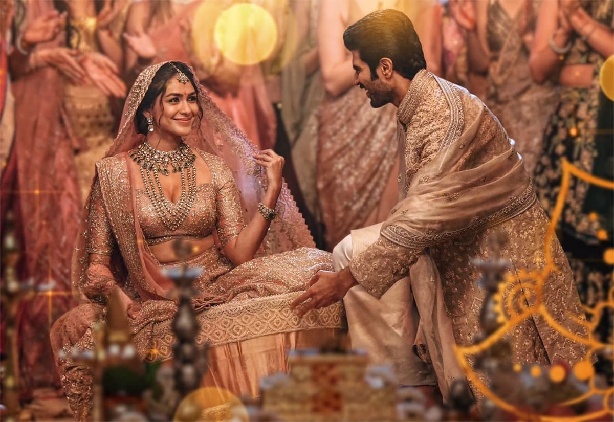 Mrunal Thakur Looks in Family Star Trending