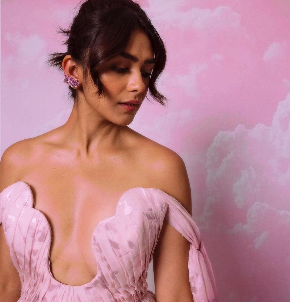 Mrunal Thakur New Glamour Still