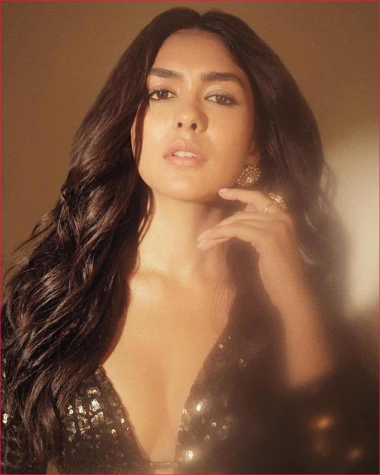Mrunal Thakur new look is making the noise