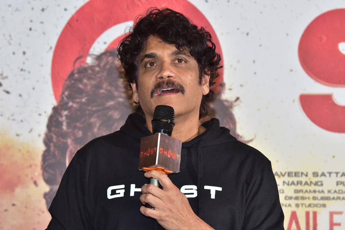 Nagarjuna reacts political entry