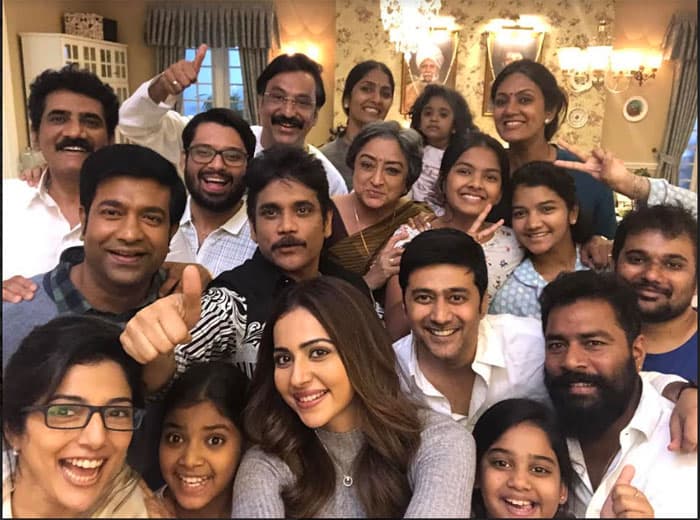 Nagarjuna with â€˜Manmandhudu 2â€™ Family
