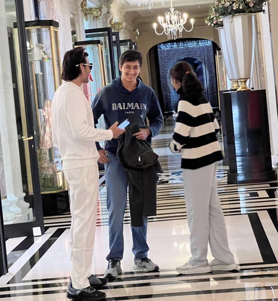 Namrata shares new pic of Mahesh Babu with kids