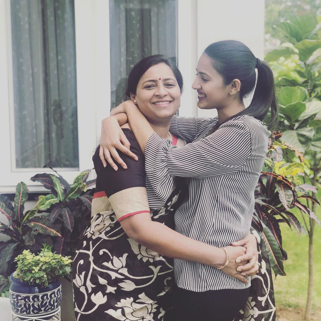 Niharika Konidela says sorry to her mother