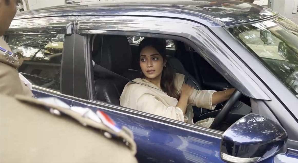 Nivetha Pethuraj argument with police 
