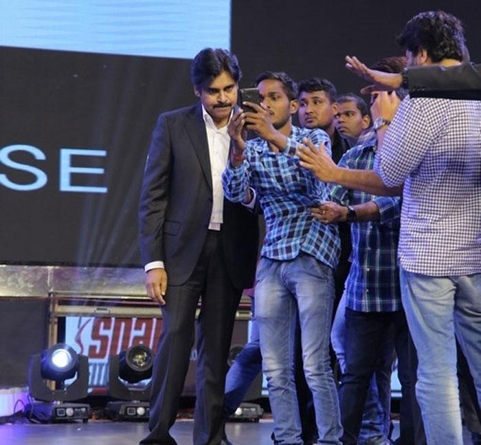 Pawan Kalyan Fan Selfie At Agnathavasi Audio Launch