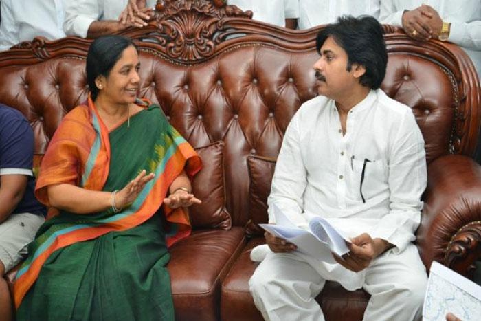 Pawan Kalyan Visit Paritala Ravi House