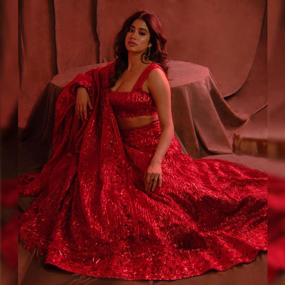 Pic Talk: Janhvi Kapoor looks smoking hot in red