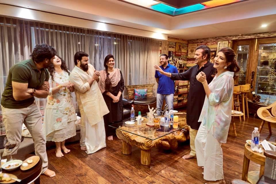 Pic Talk: Mohanlal with Manchu Family