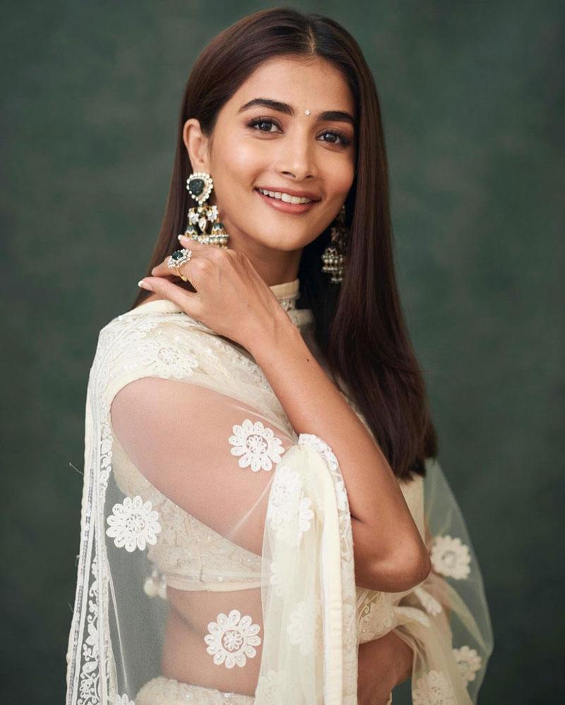 Pooja Hegde Alluring Look