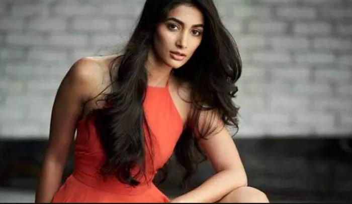 Pooja Hegde Bikini Treat in Aravinda Sametha