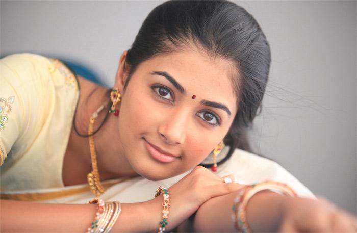 Pooja Hegde Dimands 1 Crore for Sreevas Film