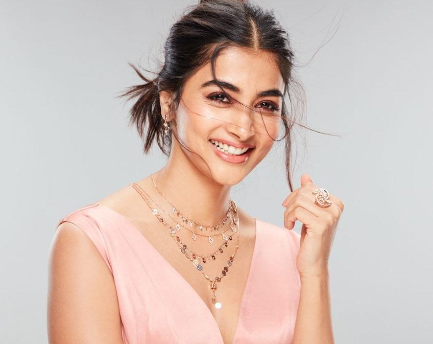 Pooja Hegde looks stunning
