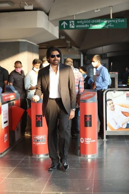 Power Star Pawan Kalyan Travels in Hyderabad Metro