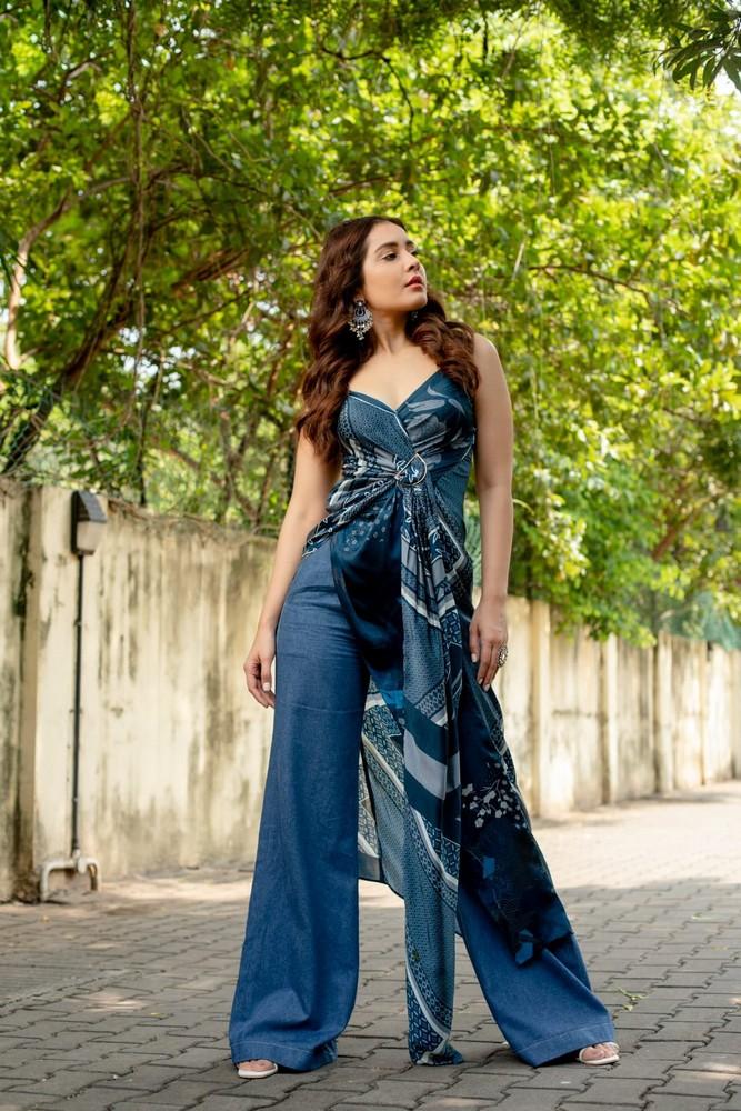Raashi Khanna Glamourous Look 