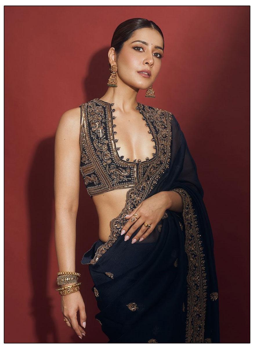 Raashii Khanna glamor look