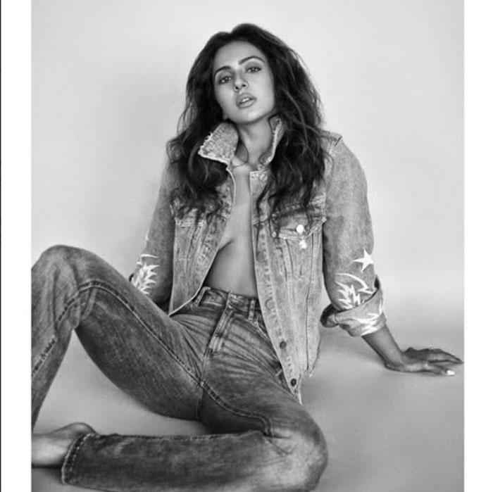 Rakul exposing Photo goes viral 